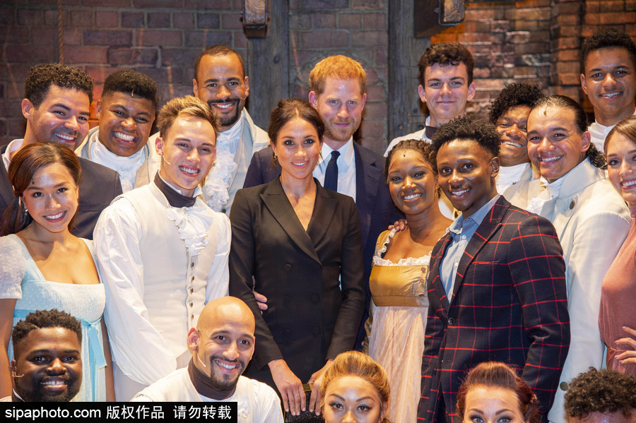 英國(guó)哈里王子夫婦亮相倫敦慈善演出現(xiàn)場(chǎng) 梅根王妃一襲黑色套裝短裙盡顯優(yōu)雅氣質(zhì)