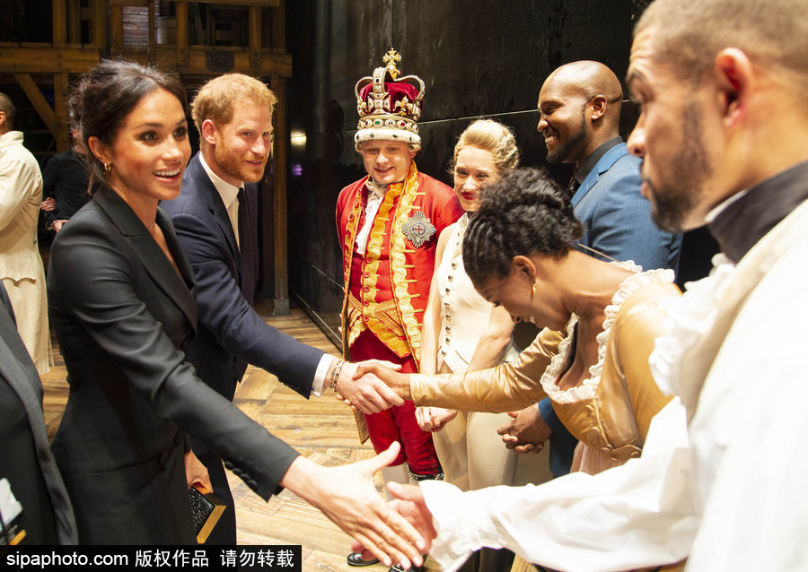 英國(guó)哈里王子夫婦亮相倫敦慈善演出現(xiàn)場(chǎng) 梅根王妃一襲黑色套裝短裙盡顯優(yōu)雅氣質(zhì)