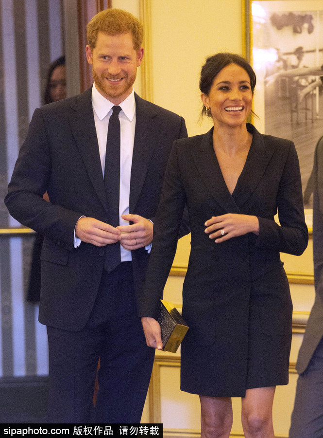 英國哈里王子夫婦亮相倫敦慈善演出現(xiàn)場 梅根王妃一襲黑色套裝短裙盡顯優(yōu)雅氣質