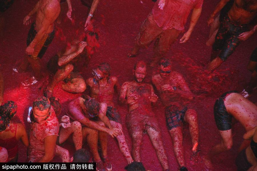 “血色”浪漫！直擊西班牙番茄節現場 互擲番茄毫不手軟