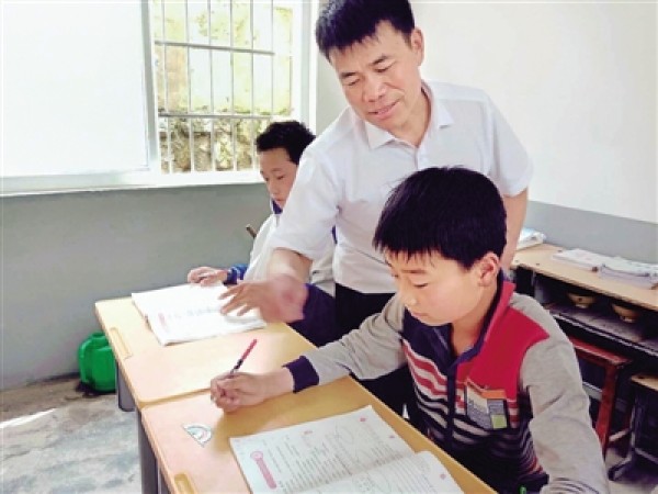 河南大山里的“釘子戶”:堅守17年,扛起數百名山里娃的“求學夢”