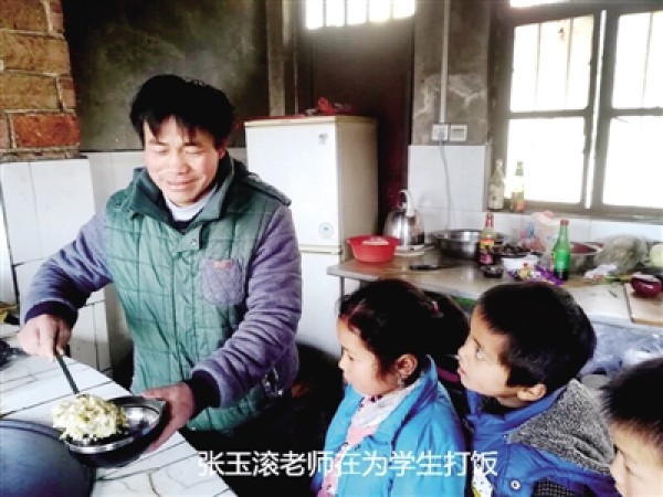 河南大山里的“釘子戶”:堅守17年,扛起數百名山里娃的“求學夢”