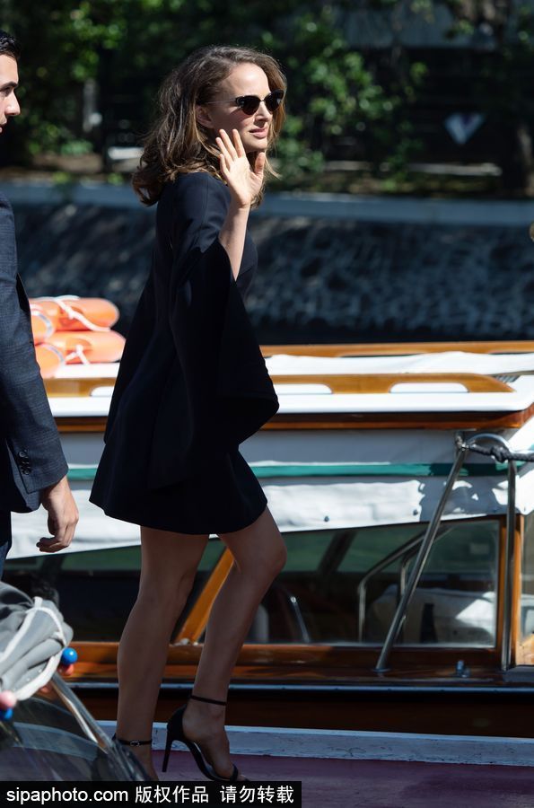 75屆威尼斯：娜塔莉·波特曼身著一襲小黑裙優雅抵達水城