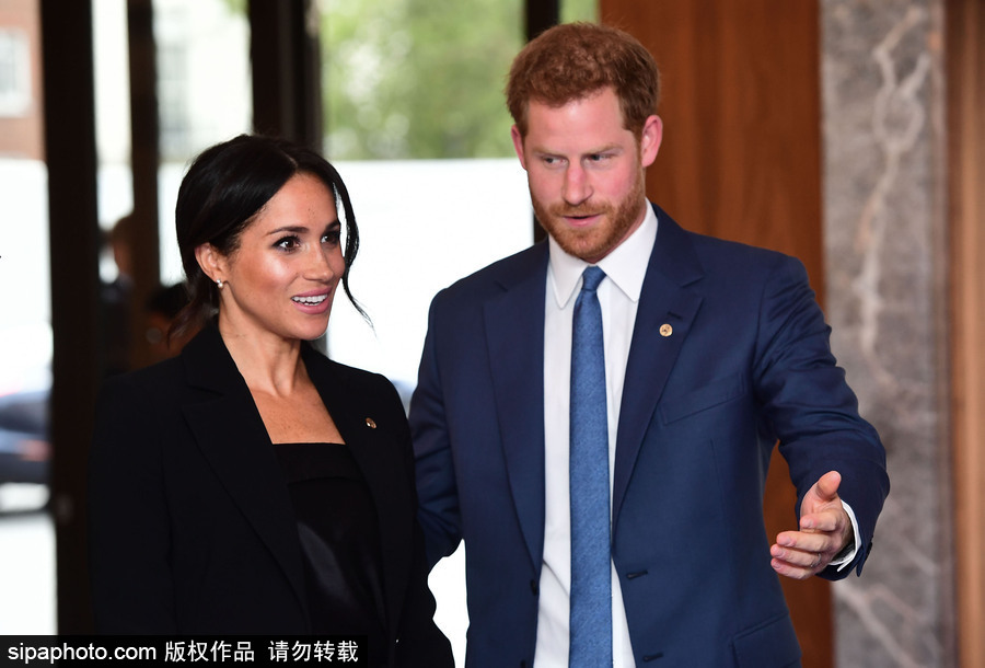 英國哈里王子攜梅根王妃出席“健康兒童”頒獎儀式 情侶款套裝大秀恩愛和睦