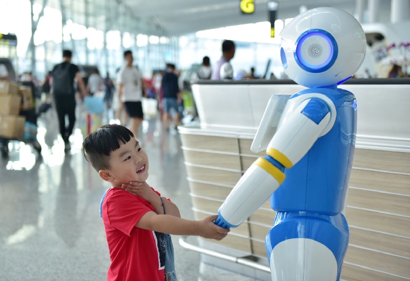 智慧出行新體驗(yàn):白云機(jī)場(chǎng)上線“云朵”智能機(jī)器人