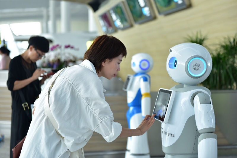 智慧出行新體驗(yàn):白云機(jī)場(chǎng)上線“云朵”智能機(jī)器人