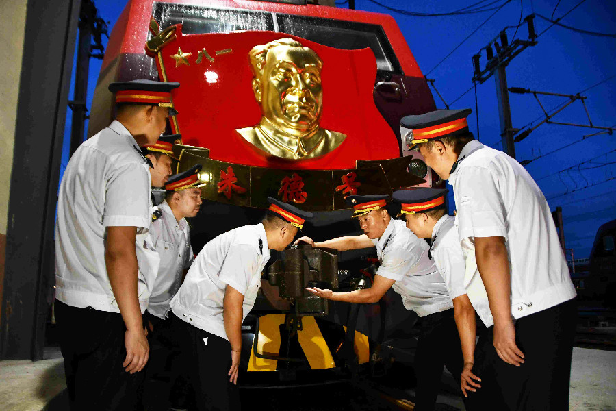 “朱德號”機車組:七十二載車輪滾滾 續寫“開路先鋒”傳奇