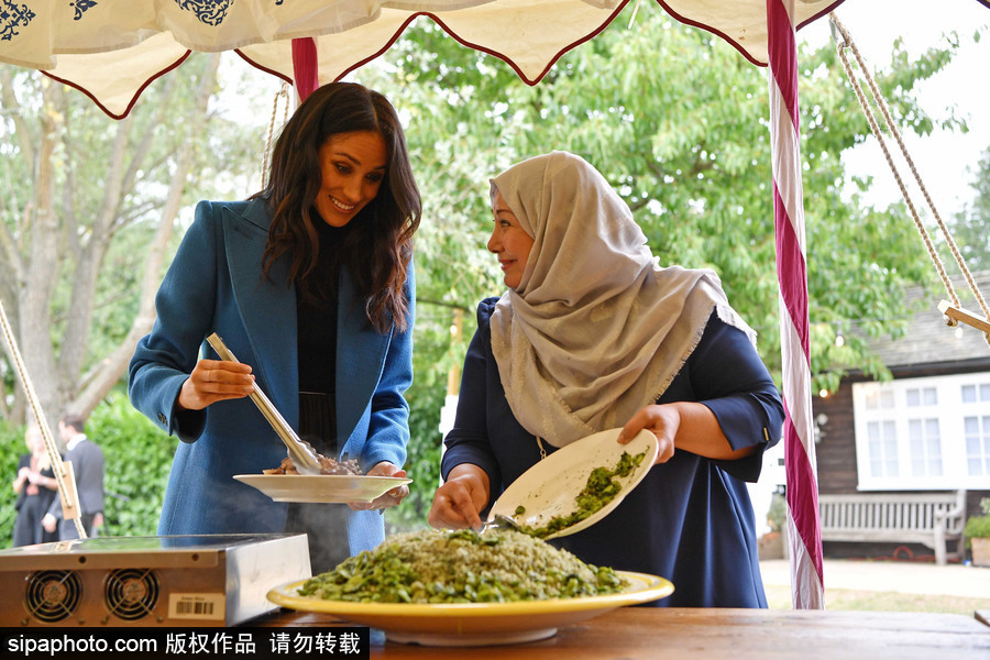 英國哈里王子夫婦出席烹飪書籍出版儀式 梅根王妃親自嘗試展現(xiàn)廚藝