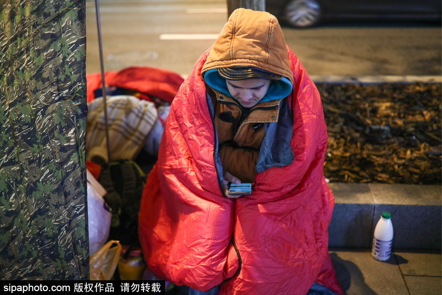 “蘋果”的誘惑！莫斯科街頭上演“扎營露宿”只為購買iPhone X系列新品