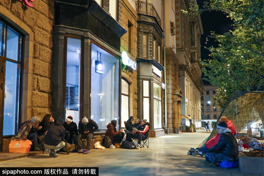 “蘋(píng)果”的誘惑！莫斯科街頭上演“扎營(yíng)露宿”只為購(gòu)買(mǎi)iPhone X系列新品