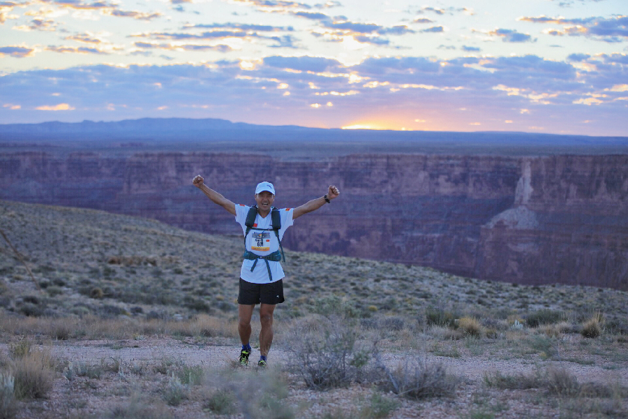 中國“跑神”再創歷史！陳盆濱33小時穿越273公里沙漠奪美國頭牌極限越野賽冠軍