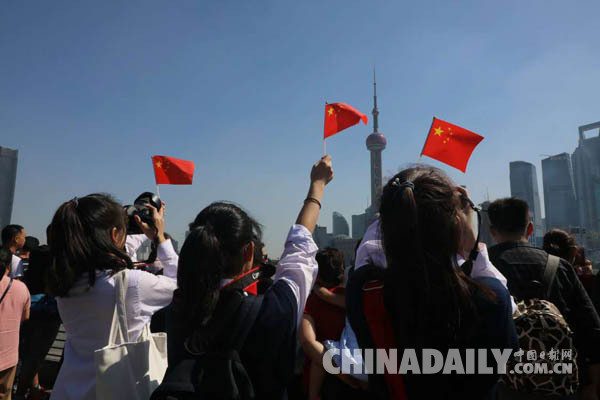 上海中學生用相機記錄國慶<BR>