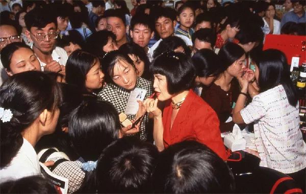 上世紀末的“國民女神”什么樣?外媒贊她“用一支支口紅改變中國形象”丨40年40人