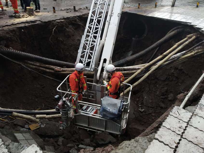 四川達州一人行道塌陷致2人死亡 救援仍在進行