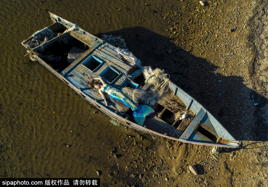 俄羅斯符拉迪沃斯托克：“美人魚(yú)”模特水中拍照再現(xiàn)童話場(chǎng)景