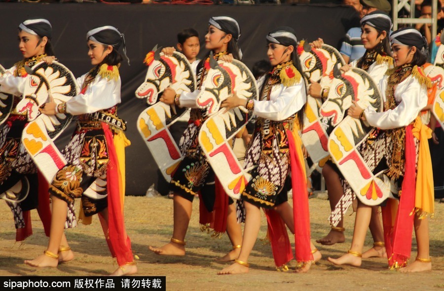 印度尼西亞：野性與傳統(tǒng)的結合！茉莉芬市特色舞蹈表演熱鬧非凡