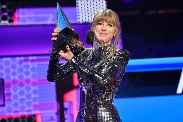 霉霉打破沉默表達政治立場，特朗普：對她歌的喜愛減少25%丨外媒說