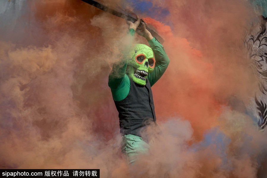 展現色彩魅力！墨西哥街頭“彩色骷髏”花6小時用彩煙“填滿”街道