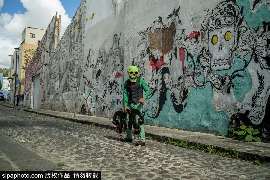 展現色彩魅力！墨西哥街頭“彩色骷髏”花6小時用彩煙“填滿”街道