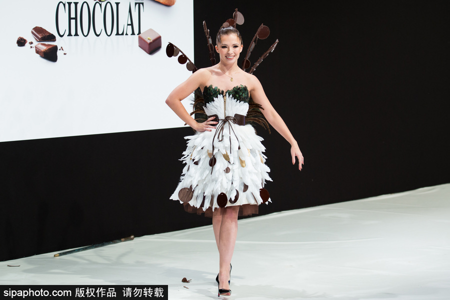 “美味”的裙子？法國(guó)巴黎上演另類巧克力時(shí)裝秀