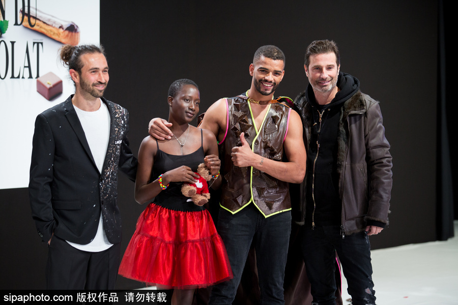 “美味”的裙子？法國巴黎上演另類巧克力時裝秀