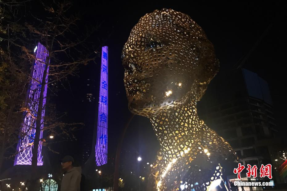 “24小時(shí)美術(shù)館”亮相南京街頭