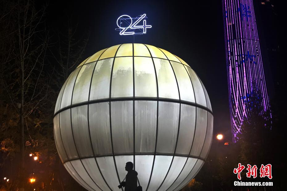 “24小時美術館”亮相南京街頭