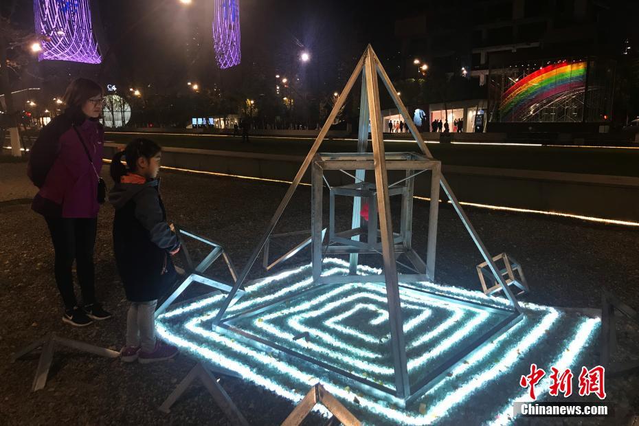 “24小時(shí)美術(shù)館”亮相南京街頭