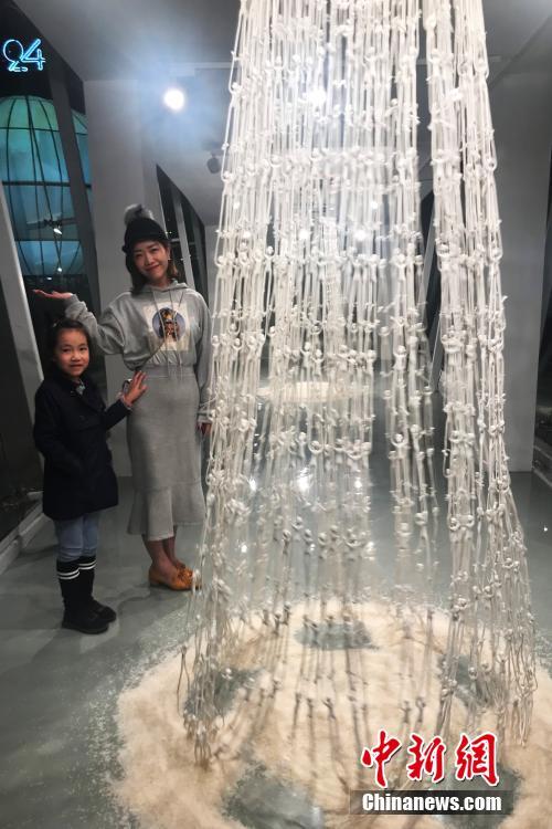 “24小時美術(shù)館”亮相南京街頭