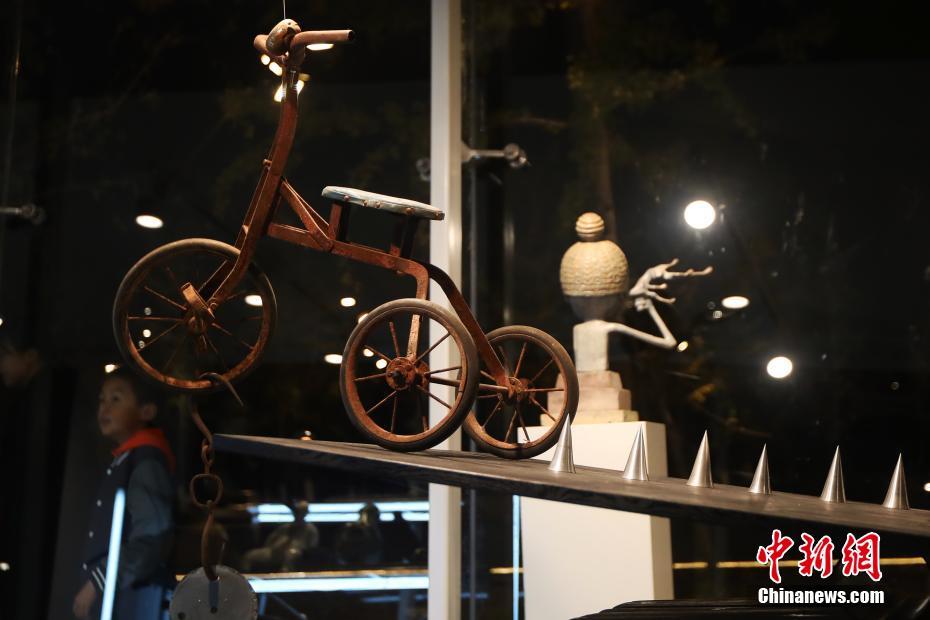 “24小時美術(shù)館”亮相南京街頭