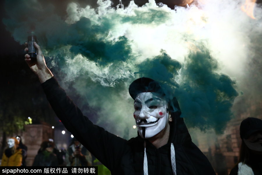 英國：蓋伊·?？怂怪暝俣热紵?！百萬面具游行在倫敦舉行