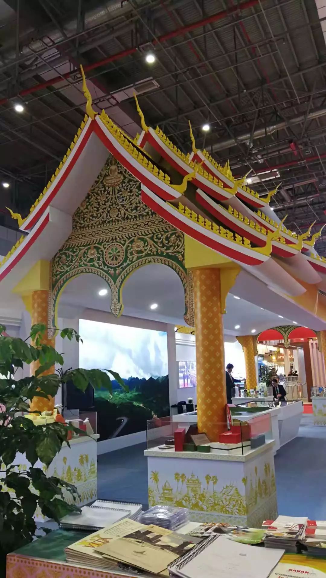 1 時(shí)政新聞眼|開幕式結(jié)束后,習(xí)近平“巡館”看了些什么?