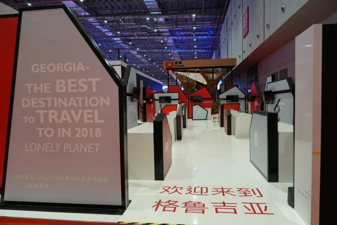 1 時(shí)政新聞眼|開幕式結(jié)束后,習(xí)近平“巡館”看了些什么?