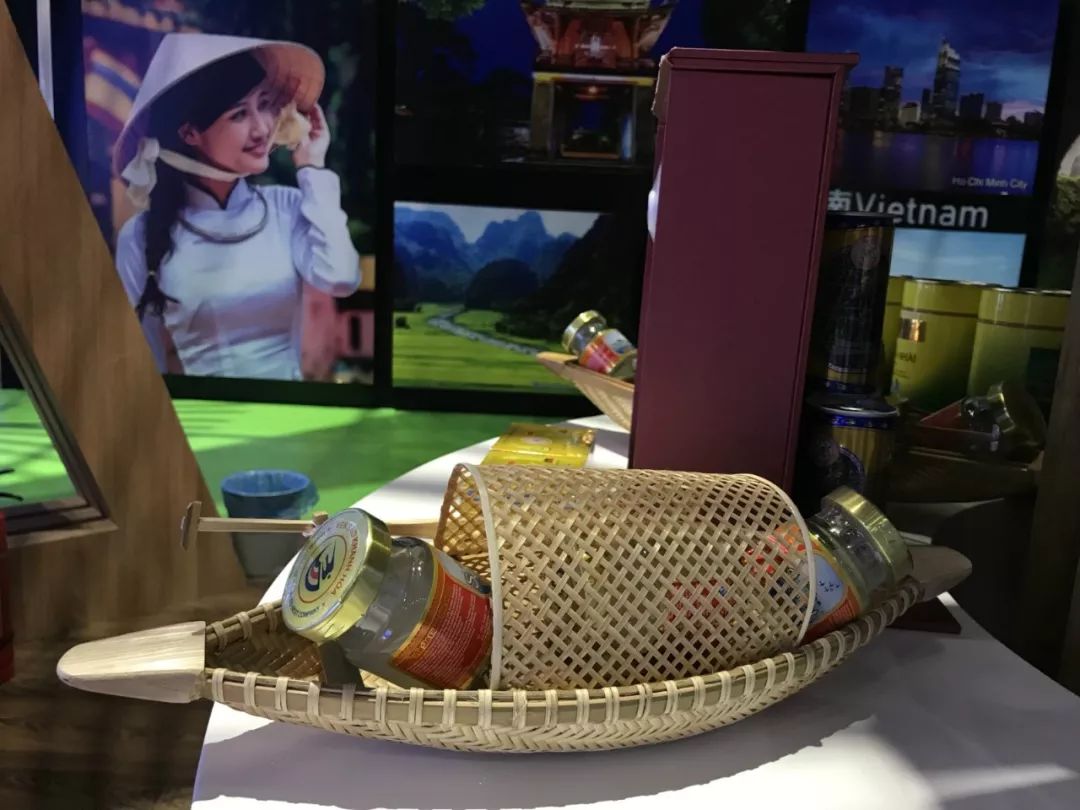 1 時(shí)政新聞眼|開幕式結(jié)束后,習(xí)近平“巡館”看了些什么?