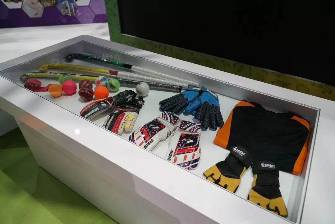 1 時(shí)政新聞眼|開幕式結(jié)束后,習(xí)近平“巡館”看了些什么?