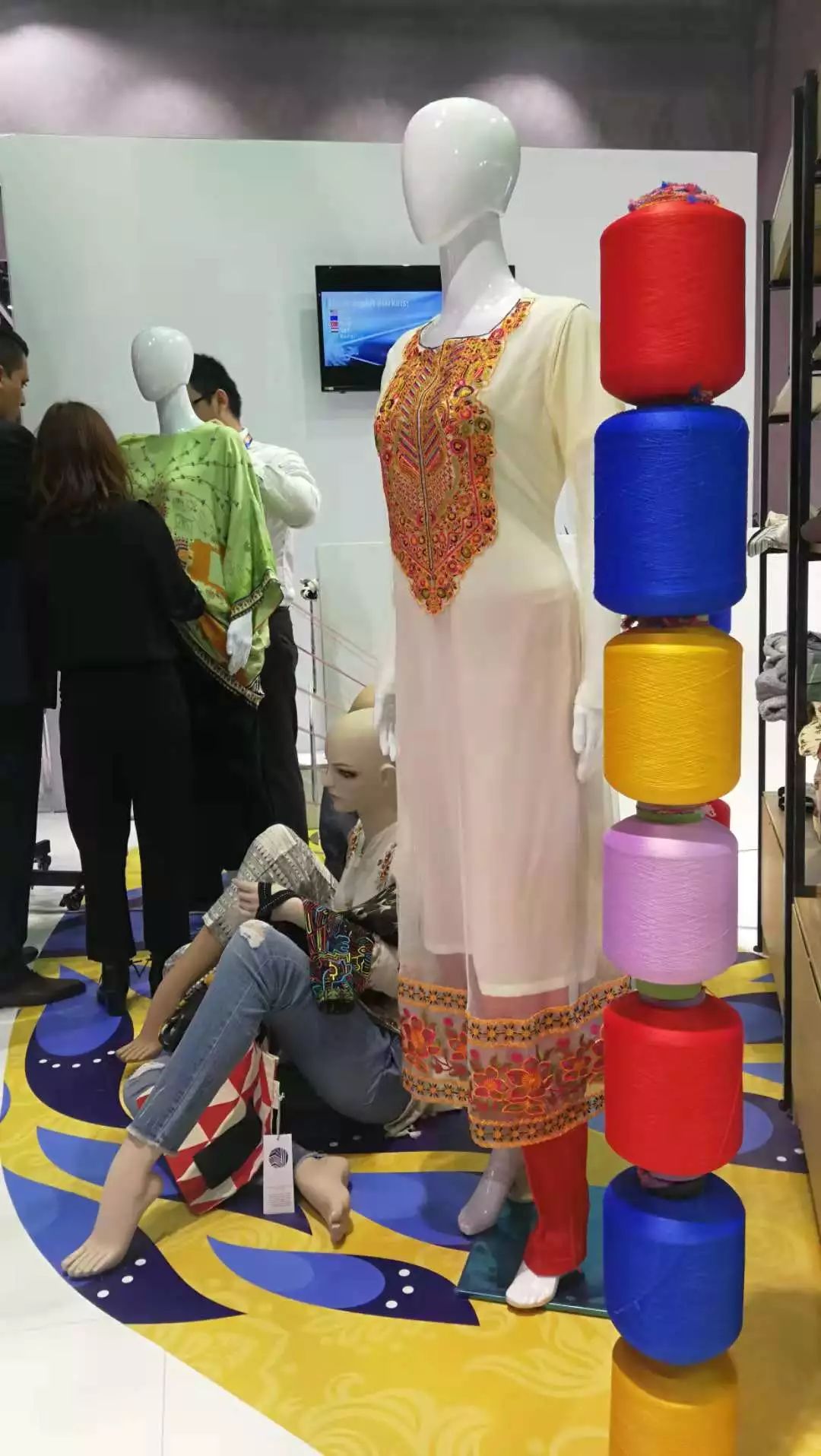 1 時(shí)政新聞眼|開幕式結(jié)束后,習(xí)近平“巡館”看了些什么?