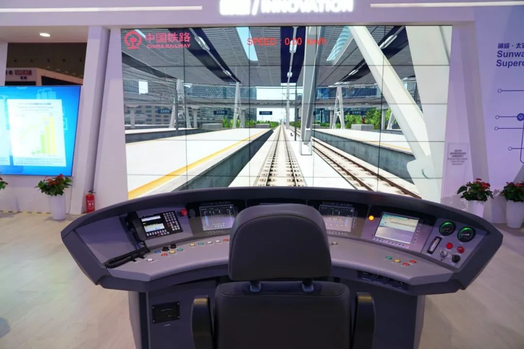 1 時(shí)政新聞眼|開幕式結(jié)束后,習(xí)近平“巡館”看了些什么?