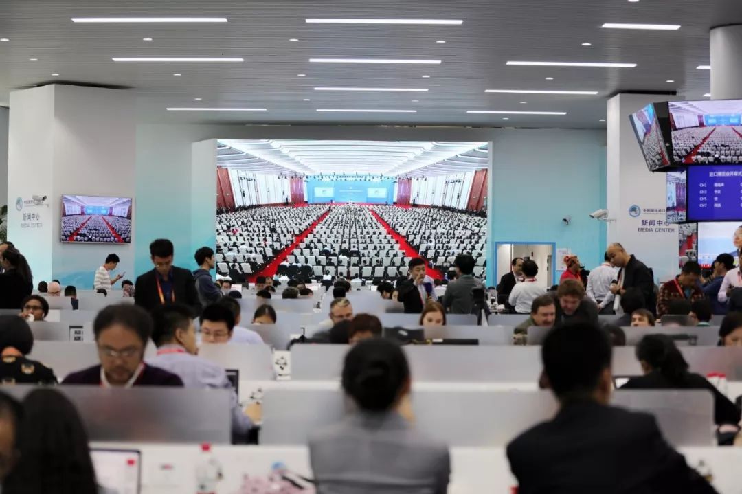 1 時(shí)政新聞眼|開幕式結(jié)束后,習(xí)近平“巡館”看了些什么?