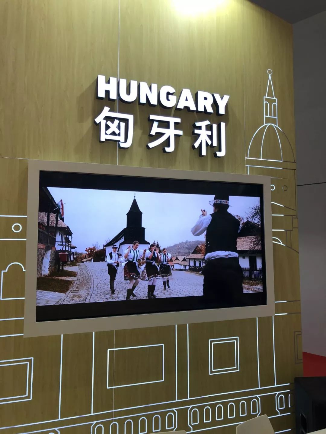 1 時(shí)政新聞眼|開幕式結(jié)束后,習(xí)近平“巡館”看了些什么?