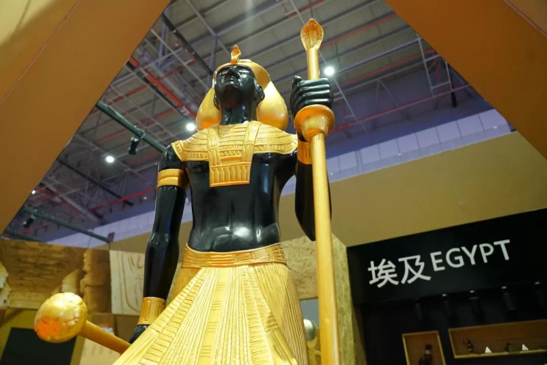 1 時(shí)政新聞眼|開幕式結(jié)束后,習(xí)近平“巡館”看了些什么?