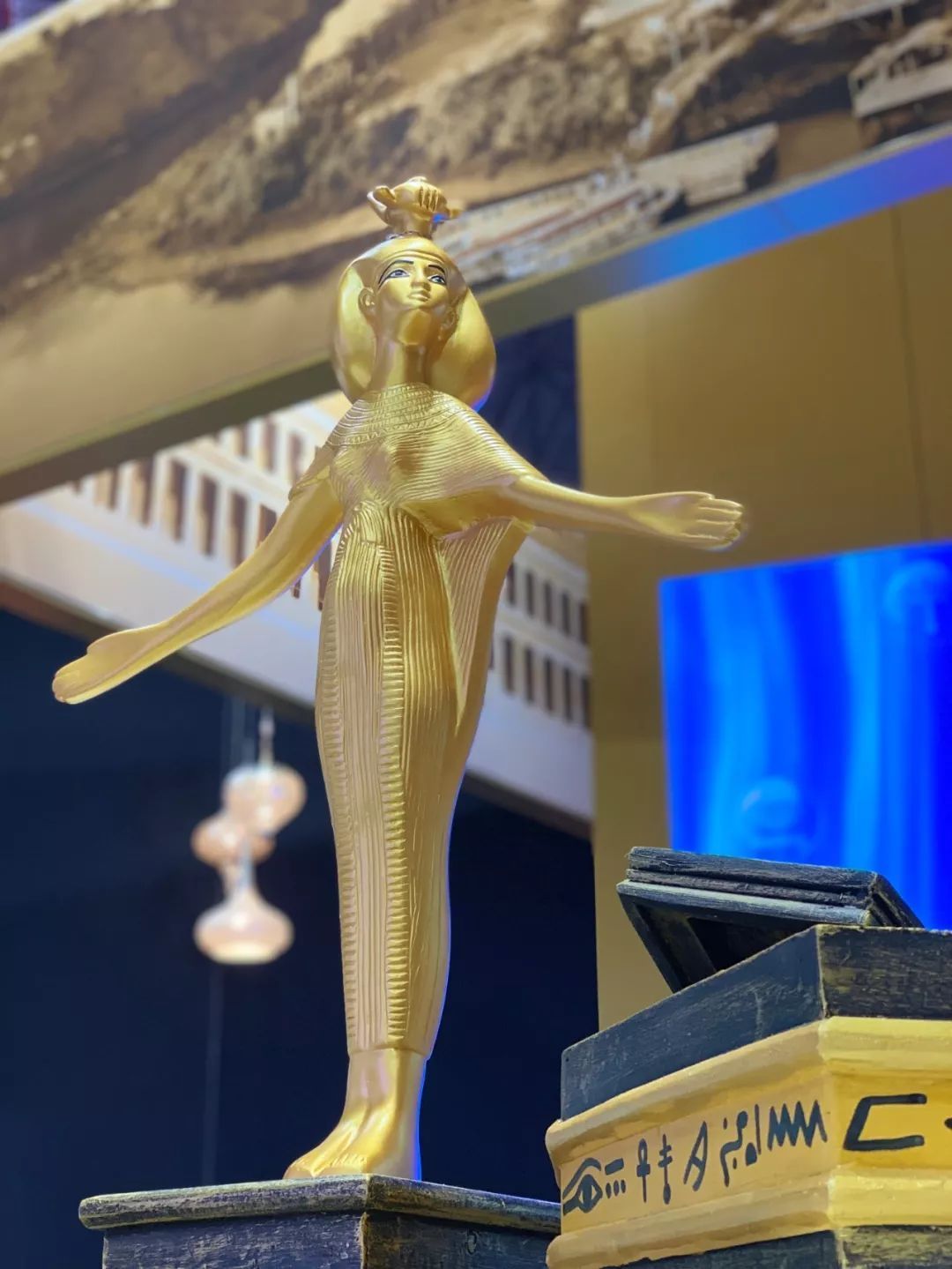 1 時(shí)政新聞眼|開幕式結(jié)束后,習(xí)近平“巡館”看了些什么?