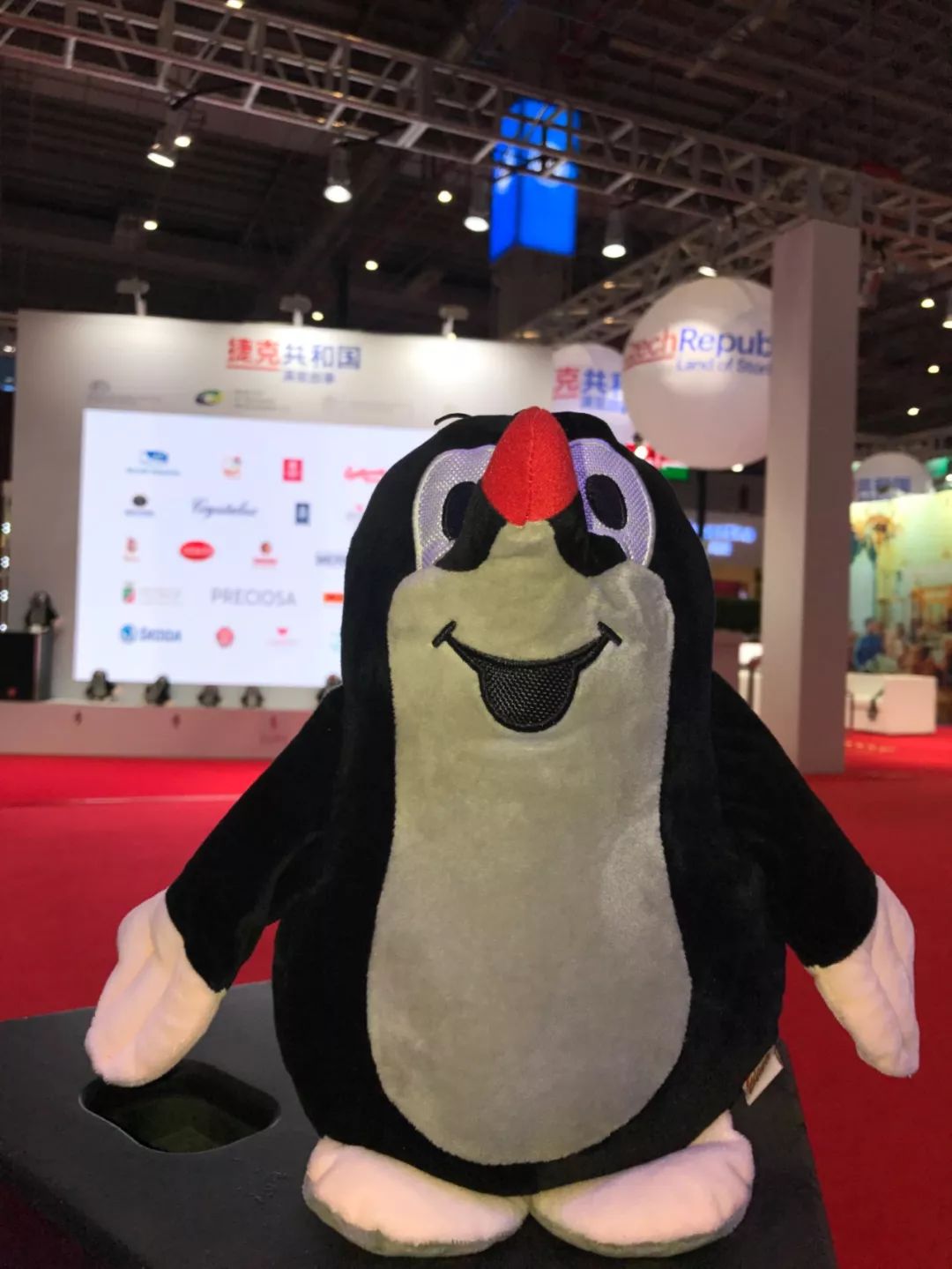 1 時(shí)政新聞眼|開幕式結(jié)束后,習(xí)近平“巡館”看了些什么?