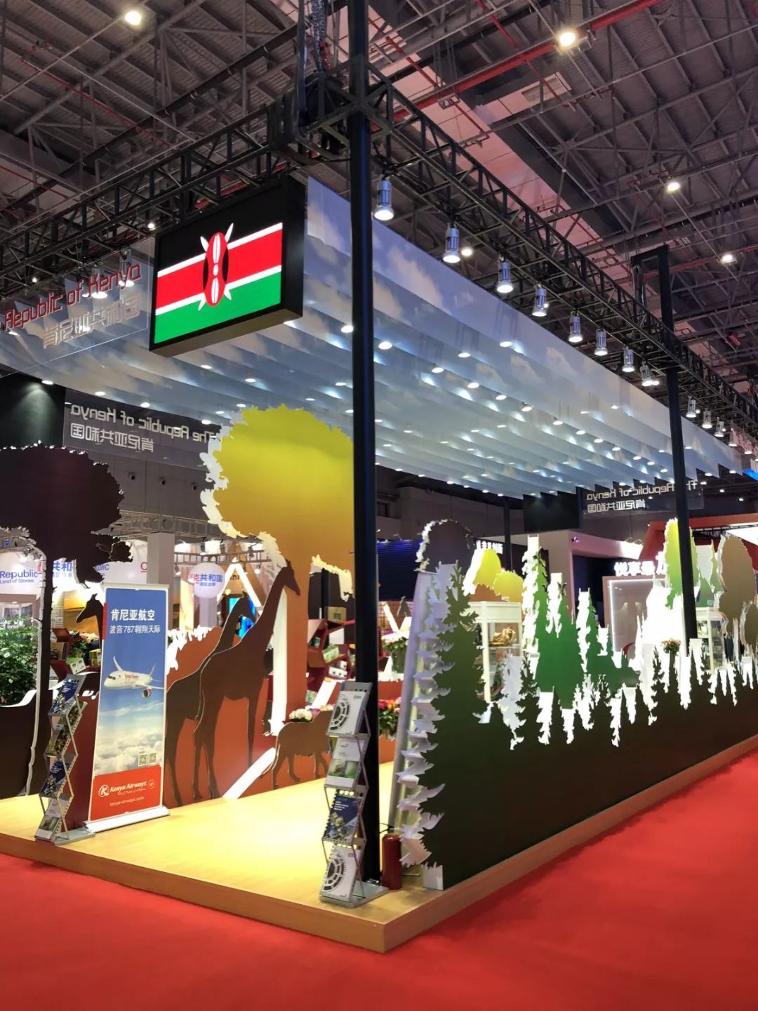 1 時(shí)政新聞眼|開幕式結(jié)束后,習(xí)近平“巡館”看了些什么?