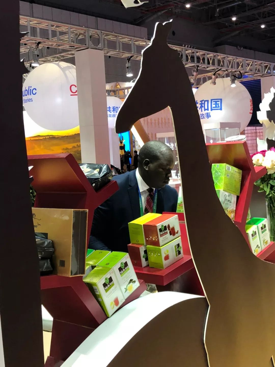 1 時(shí)政新聞眼|開幕式結(jié)束后,習(xí)近平“巡館”看了些什么?