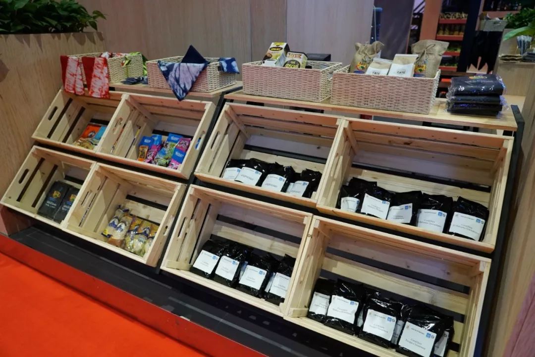 1 時(shí)政新聞眼|開幕式結(jié)束后,習(xí)近平“巡館”看了些什么?