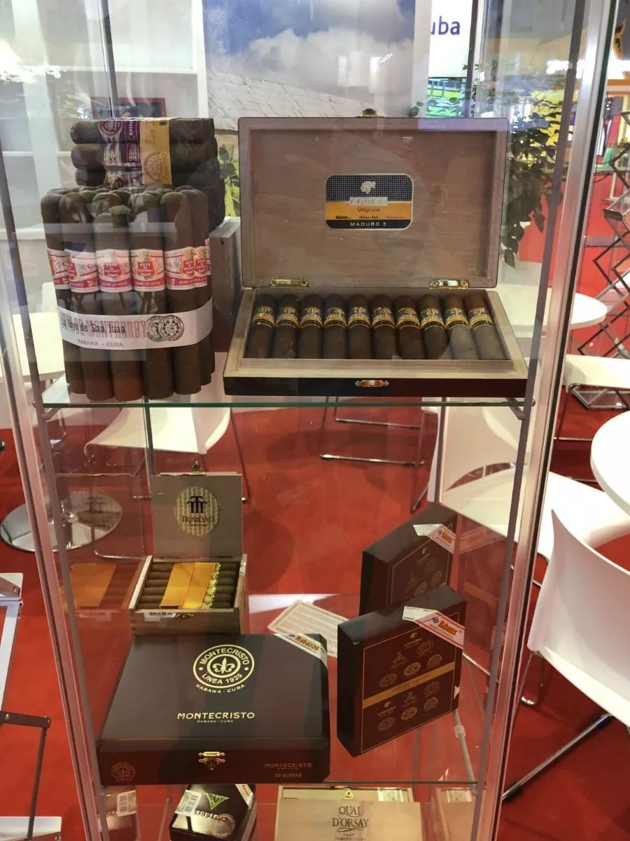 1 時(shí)政新聞眼|開幕式結(jié)束后,習(xí)近平“巡館”看了些什么?