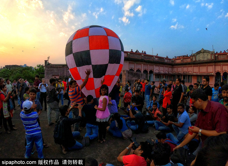 熱氣球or天燈傻傻分不清楚！印度排燈節(jié)多盞“彩燈”升空