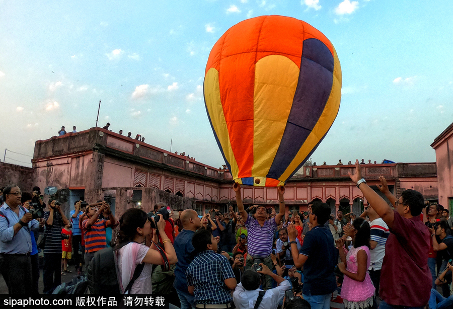 熱氣球or天燈傻傻分不清楚！印度排燈節(jié)多盞“彩燈”升空