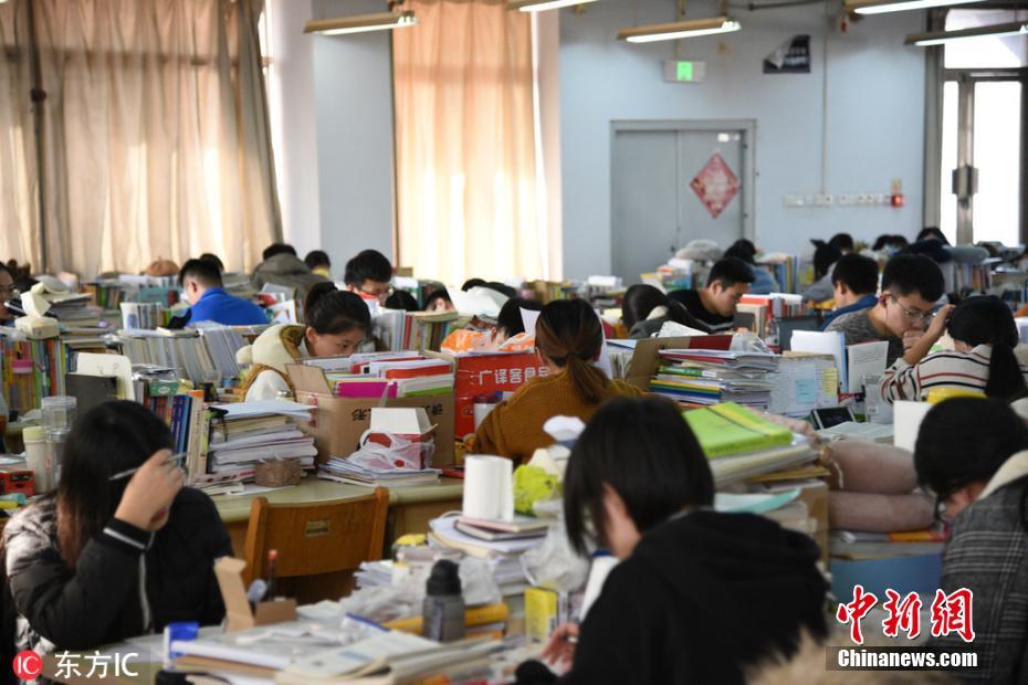 考研倒計時 大學生全力沖刺自習室一座難求