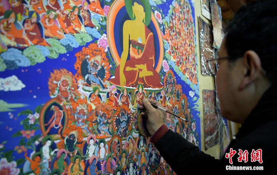 四川爐霍唐卡畫吸引參觀者